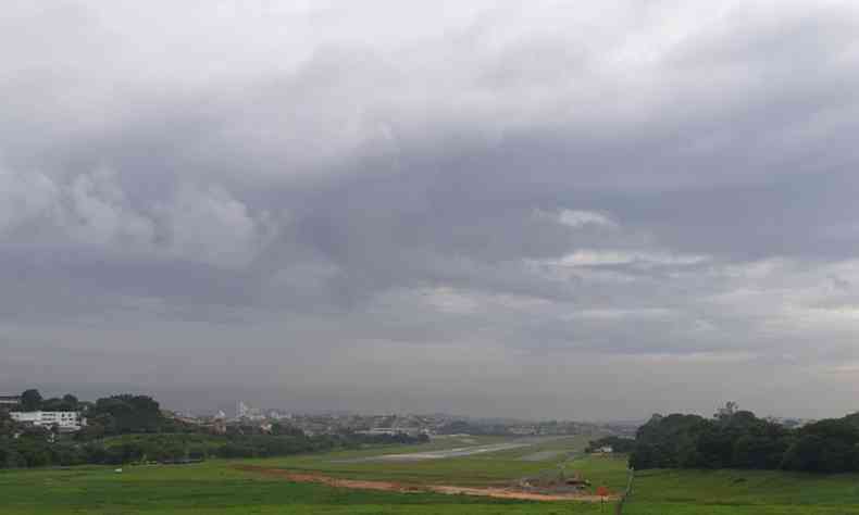 Vista do Aeroporto da Pampulha na manh desta quinta-feira(foto: Gladyston Rodrigues/EM/DA Press)