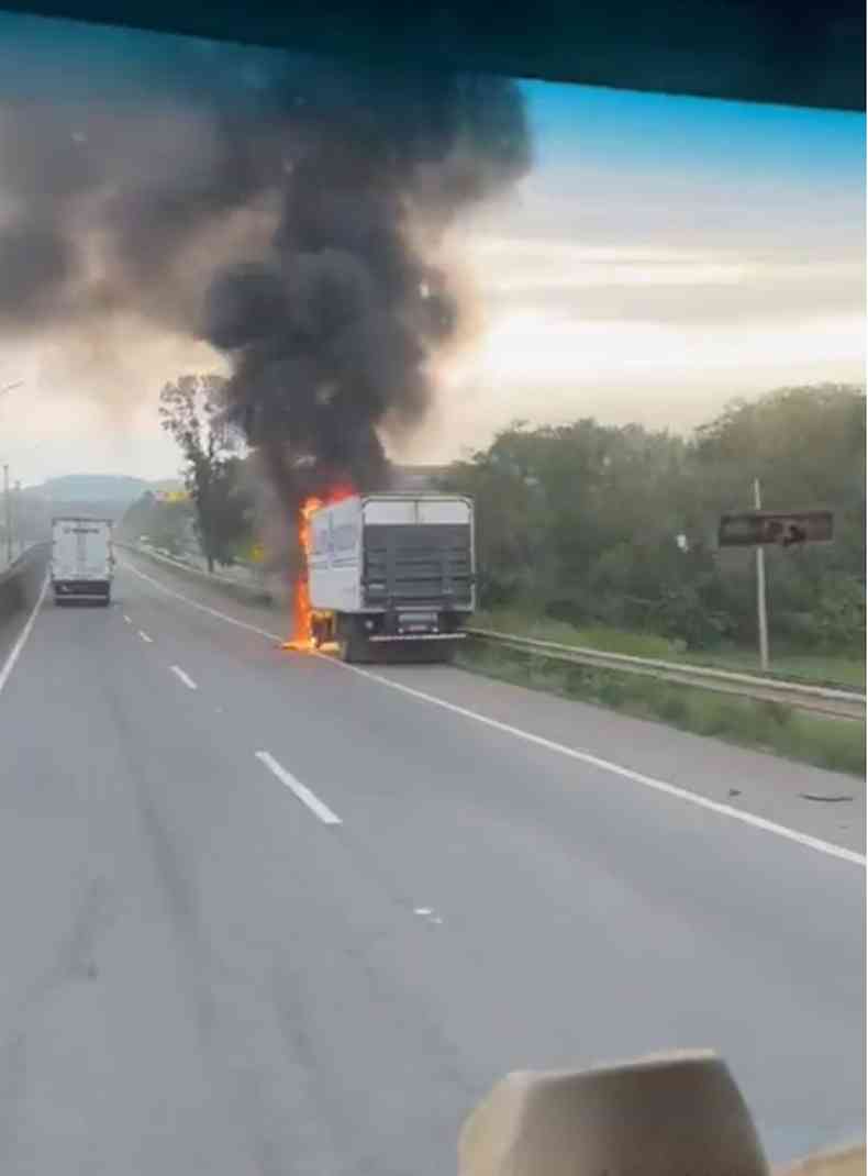 Caminho pegou fogo no acostamento da rodovia