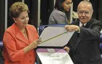 Dilma e Sarney dyurante entrega do prmio Bertha Lutz, nesta tera-feira(foto: Antnio Cruz/ABr)