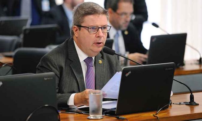 Senador, que comandou o governo de Minas entre 2010 e 2014, foi cotado também como vice na chapa de Geraldo Alckmin(foto: Edilson Rodrigues/Agência Senado) Senador, que comandou o governo de Minas entre 2010 e 2014, foi cotado também como vice na chapa de Geraldo Alckmin(foto: Edilson Rodrigues/Agência Senado)