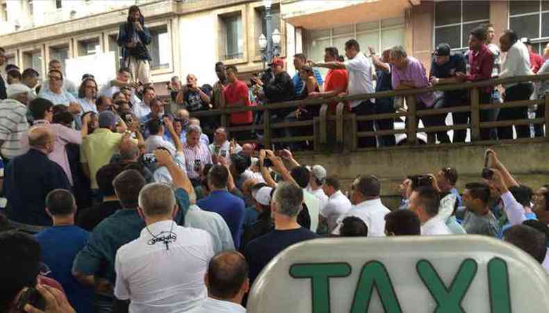 Taxistas fizeram protesto contra a regulamentao da concorrncia(foto: Paulo Pinto/ Fotos Pblicas)