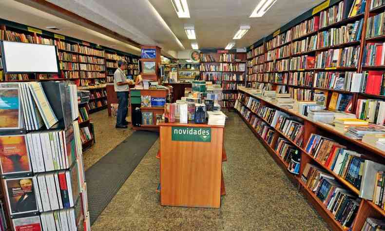 Interior da livraria Ouvidor na Rua Fernandes Tourinho