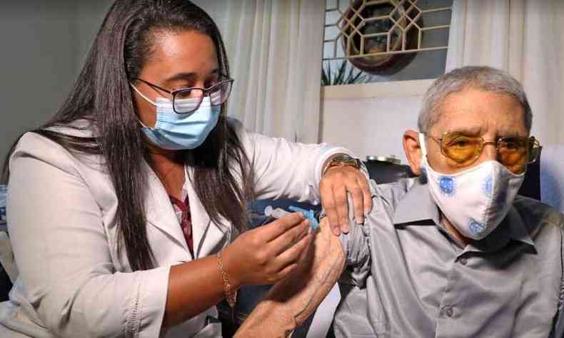 Jos Batista Soares, de 99 anos, recebeu a primeira dose da vacina(foto: Ado de Souza/Prefeitura de Belo Horizonte)