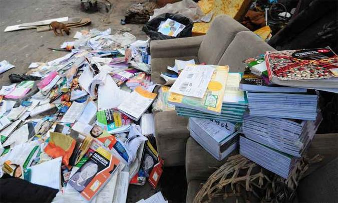 Os livros, que teriam sido despejados no local por uma van de transporte escolar pública, se misturam à sujeira do local, usado como bota-fora e por moradores de rua (foto: Gladyston Rodrigues/EM/DA Press) Os livros, que teriam sido despejados no local por uma van de transporte escolar pública, se misturam à sujeira do local, usado como bota-fora e por moradores de rua (foto: Gladyston Rodrigues/EM/DA Press)