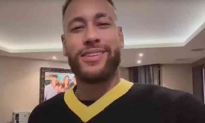 Neymar sorri em foto retirada do vdeo