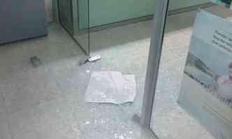 Criminosos quebraram porta de vidro para acessar o interior da agncia(foto: PMMG/Divulgao)