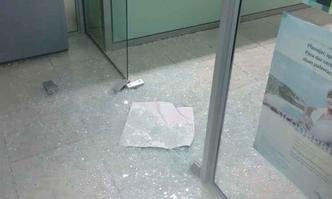 Criminosos quebraram porta de vidro para acessar o interior da agência(foto: PMMG/Divulgação) Criminosos quebraram porta de vidro para acessar o interior da agência(foto: PMMG/Divulgação)