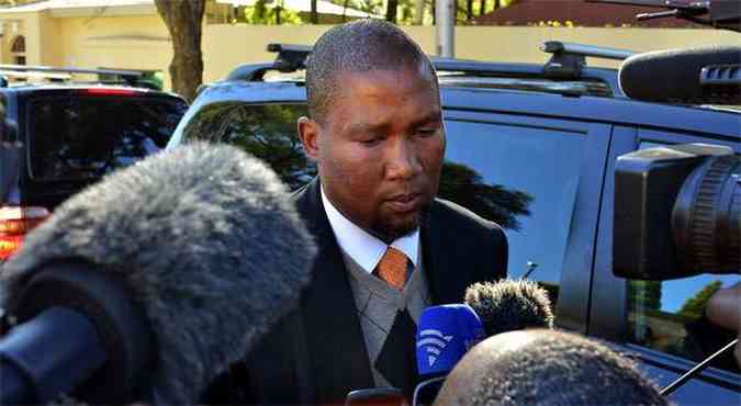 Mandla Mandela agradeceu as mensagens de apoio enviadas  famlia (foto: AFP PHOTO / MUJAHID SAFODIEN )