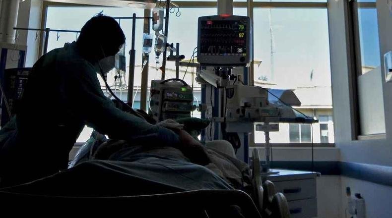 Enfermeira checa intuba��o de paciente no Chile, em imagem registrada em 2021