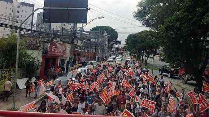 Manifestao dos servidores bloqueou ruas e avenidas de Betim em 14 de abril(foto: Sind-Sade/Divulgao)