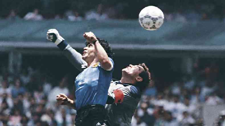Maradona e goleiro inglês saltam em direção a bola em campo