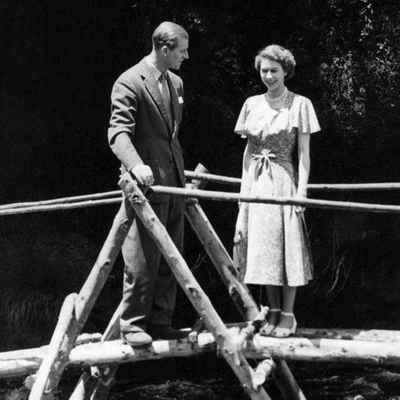 O prncipe Philip estava com a Princesa Elizabeth no Hotel Treetops, no Qunia, em fevereiro de 1952, quando ela descobriu que seu pai havia morrido e ela se tornaria rainha. Essa foto foi tirada alguns dias antes de o casal receber a notcia(foto: Getty Images)