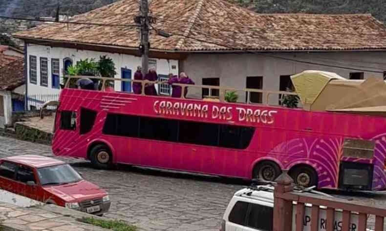nibus, cor de rosa, do reality Caravana das Drags em rua do centro histrico de Diamantina