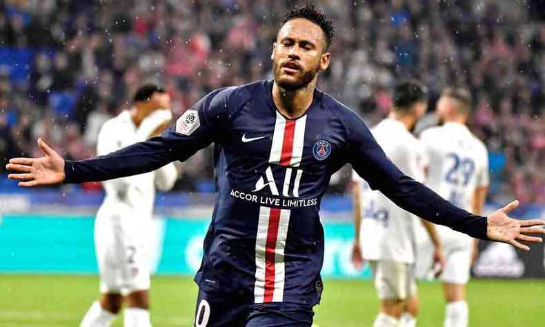 Neymar quase marca golaço em cobrança de falta