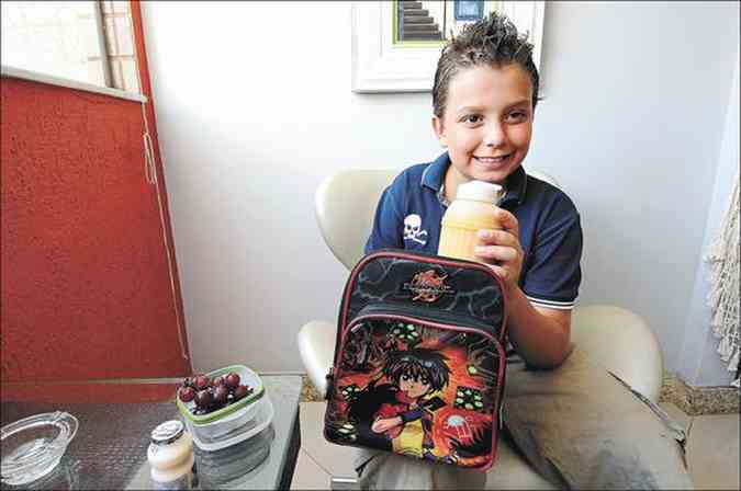 Yan Lucas Reis Lopes, de 10 anos, sabe escolher bem alimentos saudveis para a hora do lanche(foto: Cristina Horta/EM/D.A Press)