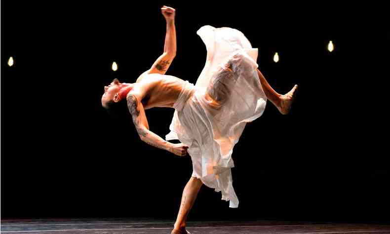 bailarino movimenta pernas e braços em Gira 