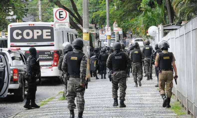 Mais de 250 policiais participaram da segurana no entorno do Frum Lafayette(foto: Paulo Filgueiras/EM/D.A Press.)