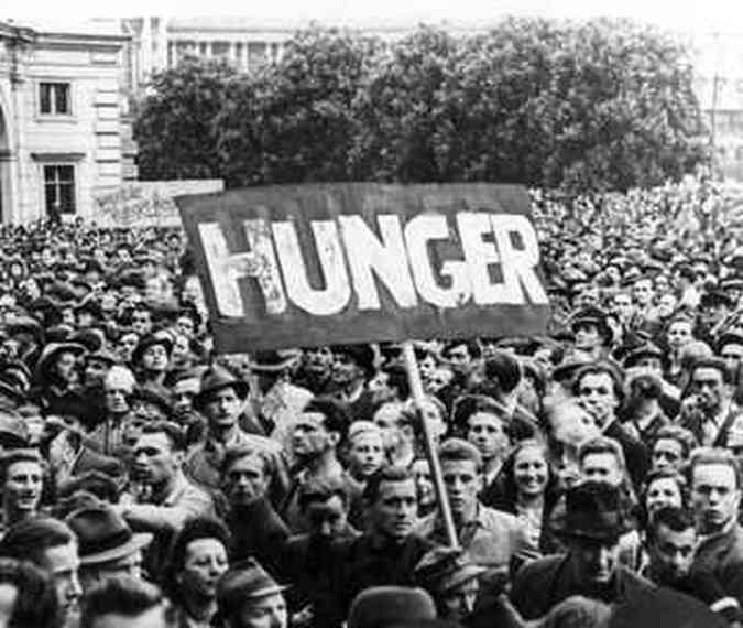 Manifestaes na Europa ps-guerra: fome e economia arruinada.(foto: marshallfoundation.org)