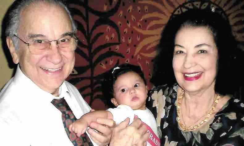 Stael com o marido, Mcio Athayde, e a primeira neta, que veste body com a faixa %u201CMiss Brasil 2030%u201D(foto: Instagram/Reproduo)