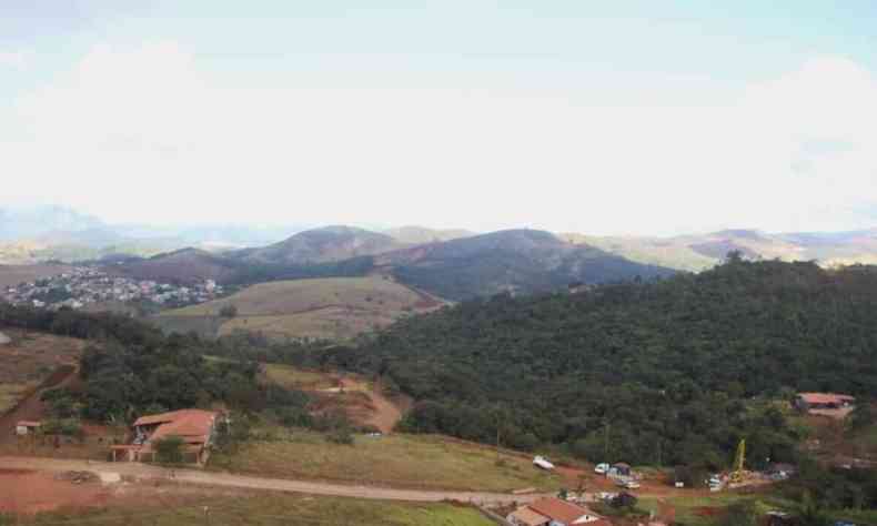 Vista de estrada aberta por mineradora em Barão de Cocais