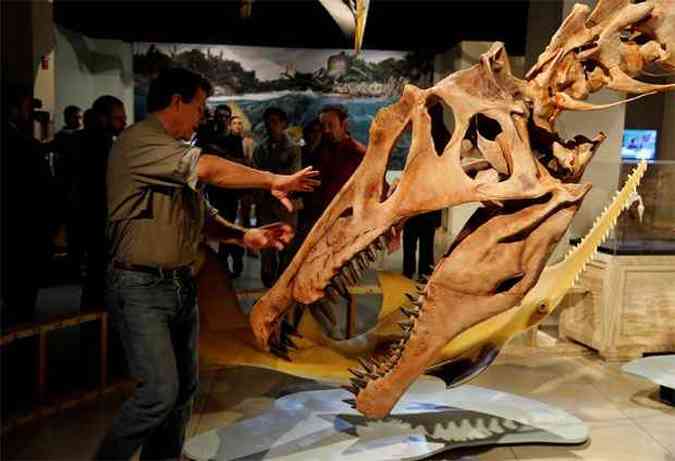 O paleontologista Paul Sereno explica o esqueleto do espinossauro(foto: REUTERS/Jim Bourg)