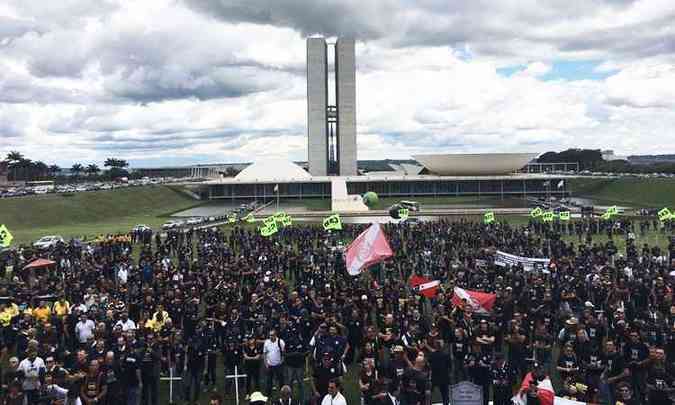 Policiais civis, federais, legislativos, entre outros integrantes da Unio protestam em Braslia contra a Reforma da Previdncia(foto: Alessandra Azevedo/EM/D.A Press)