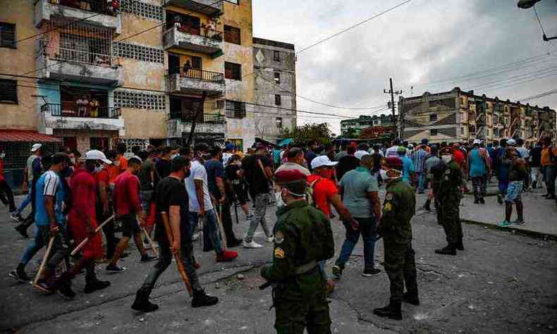 Cubanos participam de protesto contra o regime em Havana (foto: Yamil Lage/AFP)