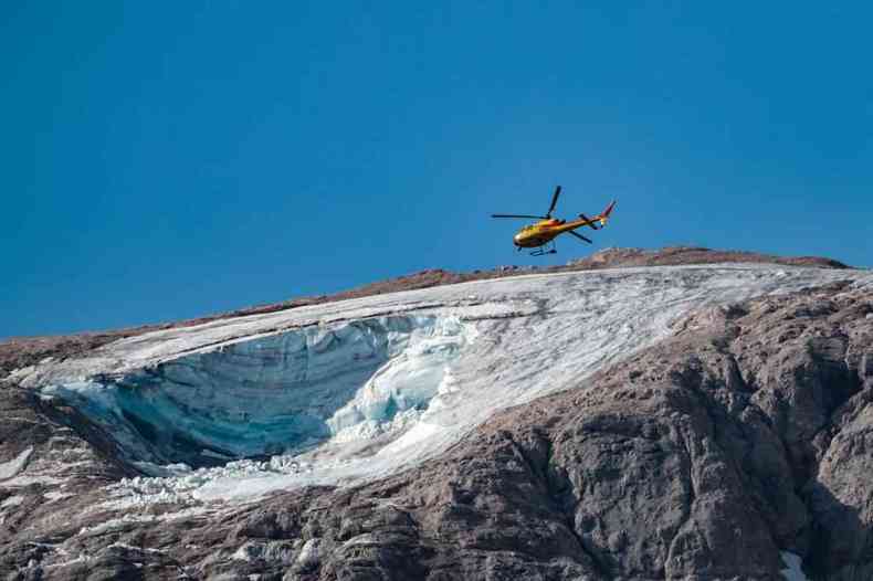 Helicóptero sobrevoa geleira na Itália