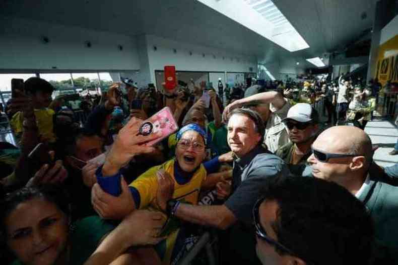 O presidente Jair Bolsonaro em meio a apoiadores