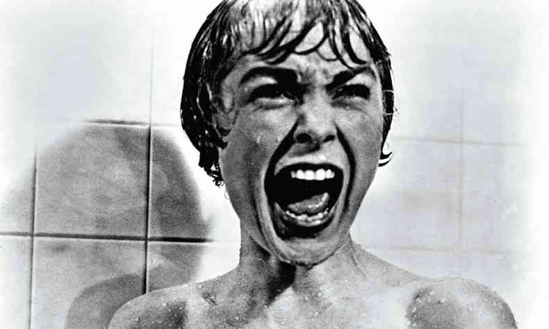 A atriz Janet Leigh grita apavorada na famosa cena do filme 'Psicose'
