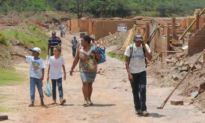 Depois de conhecerem um dos possveis terrenos onde ser construdo o novo Bento Rodrigues, moradores voltaram ao distrito arrasado pela lama, em fevereiro(foto: Tlio Santos/EM/D.A PRESS)