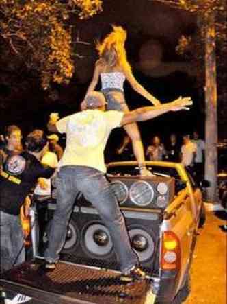 Jovens dançam em carro na Praça do Papa em 2011: multa para quem aumentar demais o volume passa para R$ 195,23(foto: Túlio Santos EM DA Press)