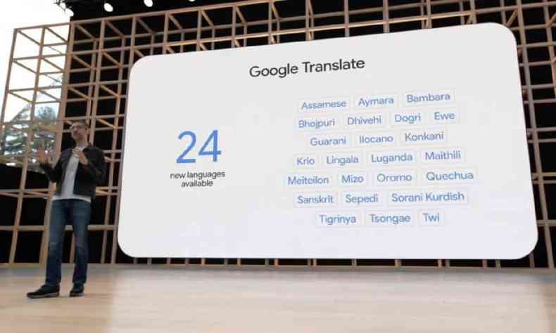 Palco com telo mostrando a incluso dos 24 idiomas na ferramenta de traduo do Google, com o CEO Sundar Pichai  frente