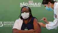 'Me disseram que eu tinha morrido': as histórias da primeira vacinada contra covid no Brasil
