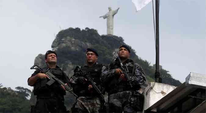 REUTERS/Ricardo Moraes(foto: Policiais durante a ocupao da Ladeira dos Guararapes no Rio de Janeiro)