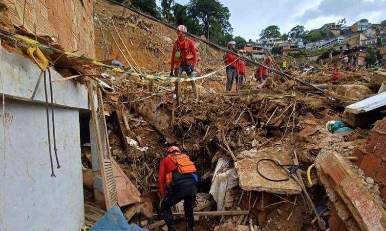 Trabalho dos bombeiros na lama