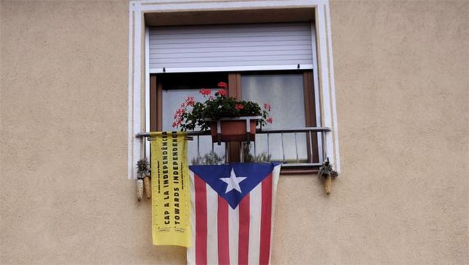 Bandeira independentista exposta na janela de uma casa em Sant Pere de Torello, perto de Barcelona(foto: AFP PHOTO/ JOSEP LAGO )