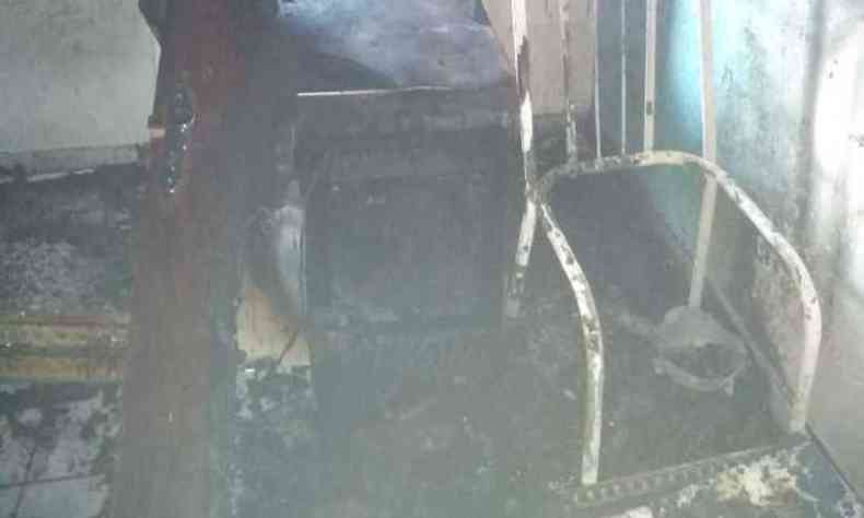 Mveis ficaram danificados devido ao incndio(foto: Divulgao/PMMG)