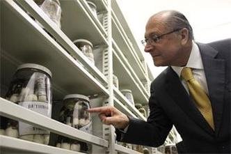 Governador de SP Geraldo Alckmin visitou cole��es durante reinaugura��o do instituto(foto: Butant� / Twitter)