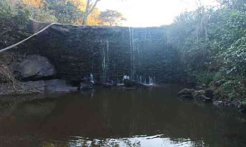 gua da barragem est escapando por paredo de pedras(foto: Prefeitura de Serro/Divulgao)