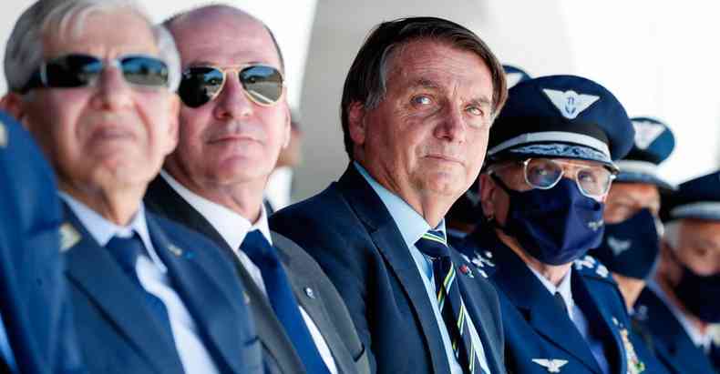 O presidente Jair Bolsonaro em formatura militar: governo montado com to expressiva presena militar no  compatvel com a Constituio de 1988(foto: Alan Santos/PR - 27/11/20)