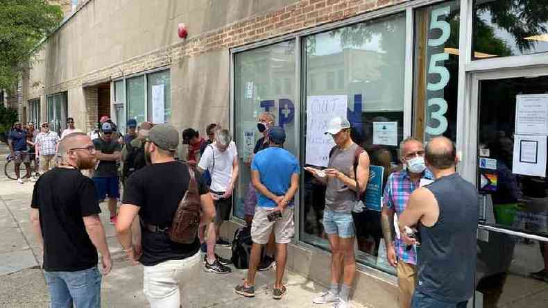 Homens fazem fila na frente de centro de vacinao conra o monkeypox nos Estados Unidos