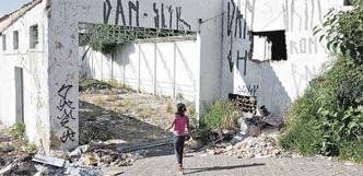 Moradores denunciam que im�vel em ru�nas foi invadido por usu�rios de drogas(foto: Jackson Romanelli/EM/D.A Press)