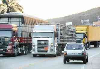 Trfego intenso na BR-381, que leva o ttulo de Rodovia da Morte entre Belo Horizonte e Governador Valadares (foto: Beto Novaes/EM/D.A/Press)