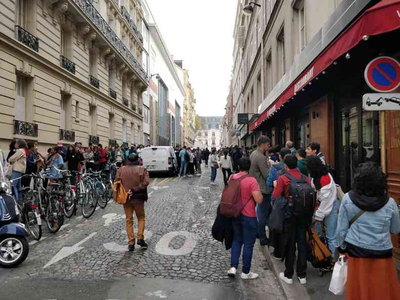 Brasileiros na fila em Paris esperam a hora de votar