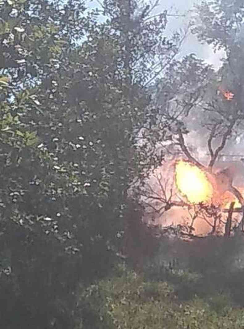 Locomotiva tombada em Formiga, Centro-Oeste de Minas, nesta quarta-feira (13/4), pegando fogo