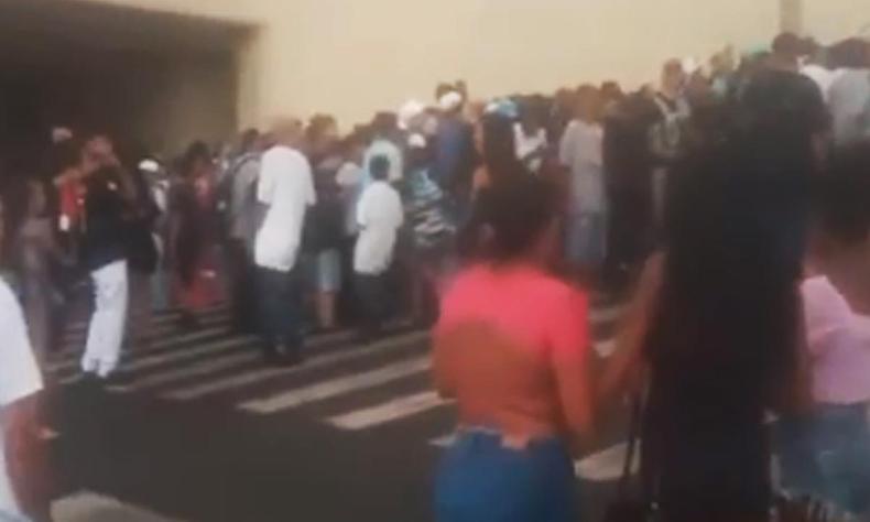 Jovens em encontro no shopping