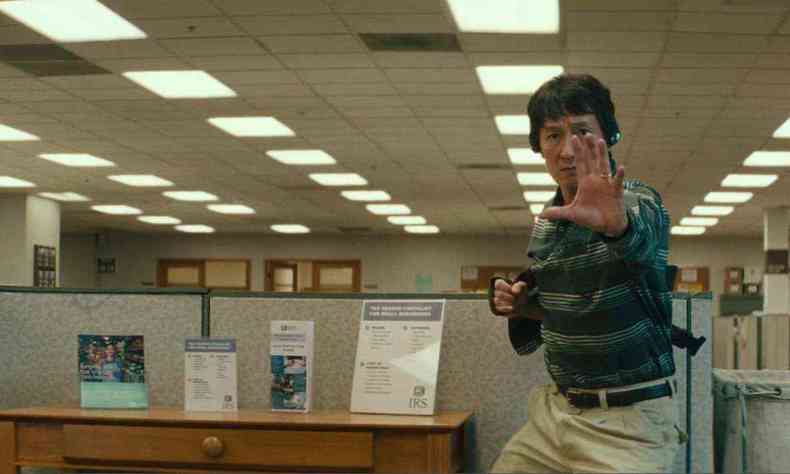  Ator Ke Huy Quan faz gesto de luta marcial com as mos no filme Tudo em todo lugar ao mesmo tempo