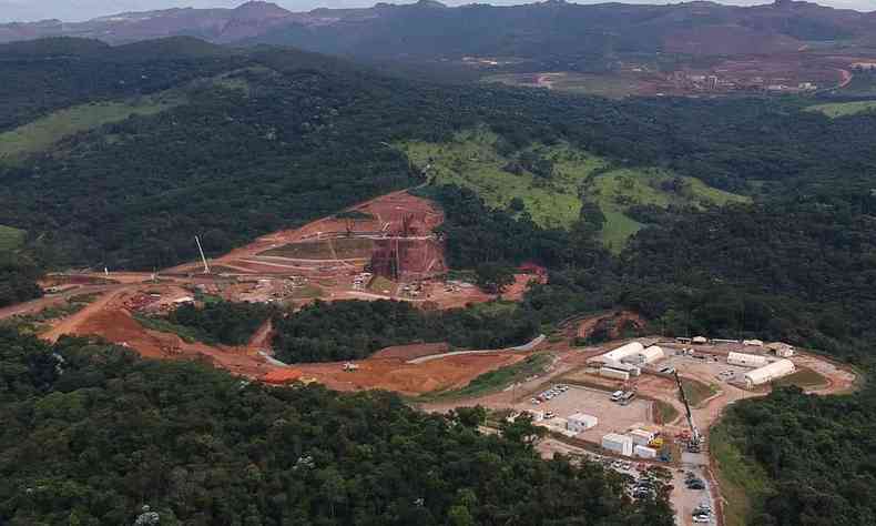 Itatiaiuu - MG Vista area da construo da Estrutura de Conteno de Jusante (ECJ) da Barragem de Serra Azul, da mineradora ArcelorMittal, para impedir que rejeitos de um possvel rompimento atinjam comunidade e a BR-381