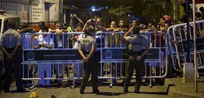 Pol�cia cont�m os curiosos em Castillo San Felipe de Barajas, o maior forte colonial na Col�mbia, em Cartagena(foto: AFP PHOTO / Saul LOEB)